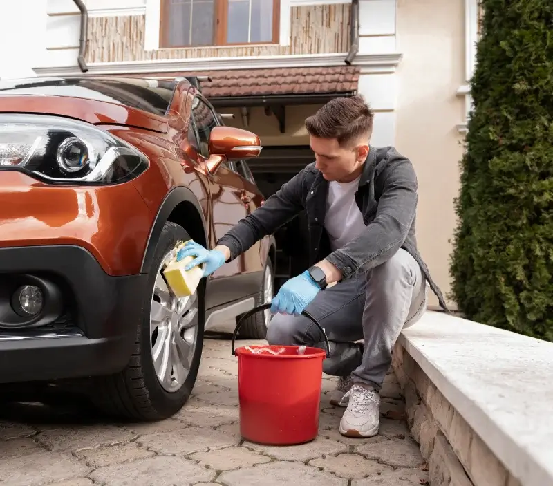 Lavage auto à domicile Auxy : professionnel intervenant sur un véhicule